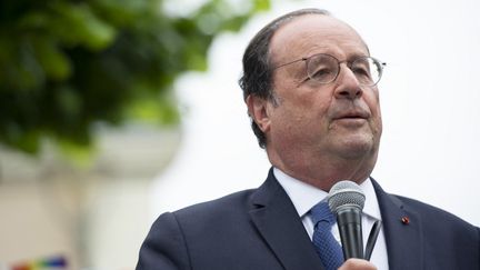 L'ancien président de la République François Hollande s'exprime lors de la marche Fiertés rurales à Chenevelles (Vienne), le 27 juillet 2024. (JEAN-FRANCOIS FORT / HANS LUCAS / AFP)