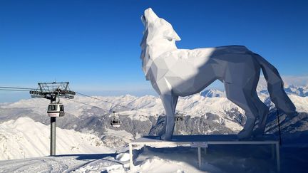 Avec cette exposition en partie à ciel ouvert, visible par tous, la galerie Bartoux met en scène dans la station de Courchevel les oeuvres de deux artistes contemporains majeurs.
 (Galerie Bartoux)