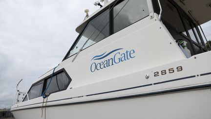 Un bateau floqué OceanGate mouille dans un port d'Everett (Etats-Unis), le 20 juin 2023. (JASON REDMOND / AFP)