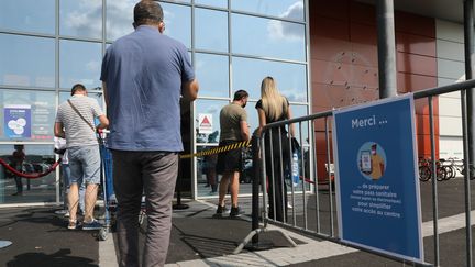 Un contrôle de pass sanitaires à l'entrée d'un centre commercial à Wittenheim (Haut-Rhin) le 20 août 2021 (VINCENT VOEGTLIN / MAXPPP)