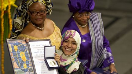 La prix Nobel de la paix y&eacute;m&eacute;nite Tawakkol Karman, devant, avec ses colaur&eacute;ates lib&eacute;riennes Leymah Gbowee (gauche) et Ellen Johnson Sirleaf. (ODD ANDERSEN / AFP)