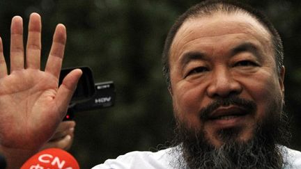 Ai Weiwei salue ses supporters,  le 23 juin 2011 à Pékin.
 (PETER PARKS / AFP)