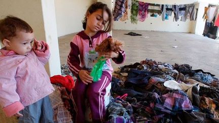 Le 6 novembre 2011, dans une école abandonnée de la ville, une jeune réfugiée joue avec une poupée qu’elle a reçue d'une organisation caritative.

Le ministère libanais de l'Education a accepté que les enfants syriens déplacés s'inscrivent dans les écoles publiques et que le HCR assure la scolarité, selon Jean-Paul Cavalieri, le représentant adjoint de l'organisation au Liban. (REUTERS / Omar Ibrahim)