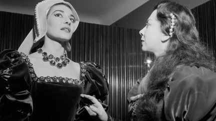 La Callas dans les coulisses lors d'une représentation d'"Anna Bolena", au théâtre de La Scala. La chanteuse y est pour beaucoup dans la reprise de cet opéra de Donizetti dans le répertoire. La Scala est réputée pour avoir un public parmi les plus exigeants. Maria Callas avait appris à affronter la foule de ses admirateurs qui n'hésitaient pas à la siffler lorsqu'elle ne se montrait pas à la hauteur de leurs attentes.
 (Teatro alla Scala)