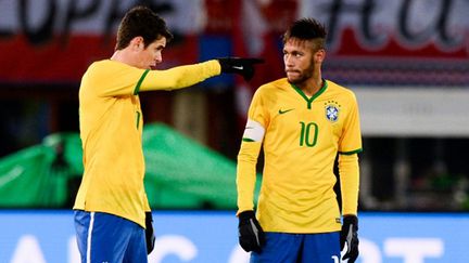 Les Brésiliens Oscar et Neymar en pleine discussion (CHRISTIAN BRUNA / AFP)