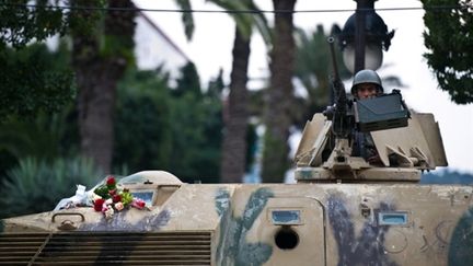 Des fleurs sur un char de l'armée, le 18 janvier à Tunis. (AFP - Martin Bureau)