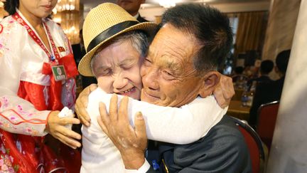 Lee Keum-seom (à gauche), 92 ans, rencontre son fils nord-coréen&nbsp;Ri Sung Chol&nbsp;(à droite), 71 ans, au mont Kumgang&nbsp;en Corée du Nord. (KOREA POOL / AFP)