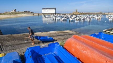 Un passant traîne un canoë à Trégunc (Finistère), le 10 juillet 2019.&nbsp; (GUIZIOU FRANCK / HEMIS.FR / HEMIS.FR)