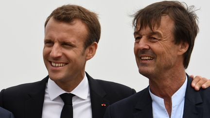 Emmanuel Macron et le ministre de la Transition écologique et solidaire, Nicolas Hulot, le 20 juin 2018, à Plevenon (Côtes-d'Armor). (FRED TANNEAU / AFP)