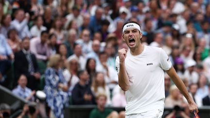 The joy of American Taylor Fritz (12th), who defeated world number 4 Alexander Zverev in the round of 16 at Wimbledon, July 8, 2024. (HENRY NICHOLLS / AFP)