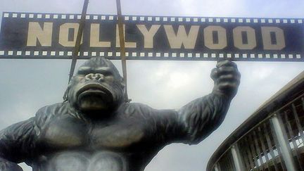 Mais toutes ces contraintes n’empêchent pas Nollywood d’être une industrie florissante qui rapporte 250 millions de dollars par an.
 
Avec environ 2000 films par année et 200 millions de DVD diffusés dans le monde, cette industrie est devenue la seconde plus importante production cinématographique du monde (en nombre de films), derrière Bollywood mais devant Hollywood. Un film peut être tiré entre 50.000 à 100.000 copies, en fonction de son succès.
 
Le film le plus cher du cinéma nigérian a coûté 89.000 dollars. Une somme dérisoire face aux 4 millions de dollars d’« Autant en emporte le vent », réalisé en 1939, ou aux 460 millions de dollars d’Avatar (2010).
 
Cette réussite reste exemplaire. Mais elle ne peut évidemment pas se comparer au géant californien, qui génère un bénéfice de 51 milliards de dollars par an, et son homologue indien, qui rapporte plus de 1 milliard. (DR)