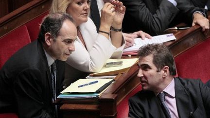 Jean-François Copé et Christian Jacob discutent à l'Assemblée, le 29 mars 2011. (AFP - Jacques Demarthon)