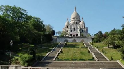 La flamme olympique est arrivée à Paris, dimanche 14 juillet. Elle poursuit son parcours lundi en passant par Montmartre, l'Arc de Triomphe ou encore la tour Eiffel. (France 2)