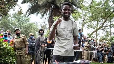 L'ex-star mondiale de raggamuffin&nbsp;Bobi Wine candidat à l'élection présidentielle en Ouganda (14 janvier 2021). (YASUYOSHI CHIBA / AFP)