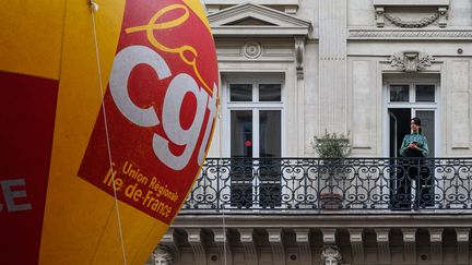 Un ballon de la CGT dans une manifestation, à Paris, le 11 novembre 2022. (JULIEN MATTIA / ANADOLU AGENCY / AFP)