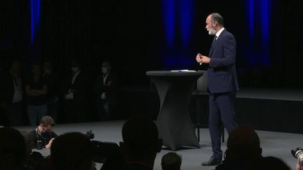 Édouard&nbsp;Philippe a lancé son parti politique au Havre (Seine-Maritime), samedi 9 octobre. Pour l'occasion, il avait invité plus de 2.000 personnes parmi lesquelles des macronistes et des parlementaires de droite. Le journaliste Julien Neny est en direct du Havre pour faire le point sur la situation. (FRANCE 2)