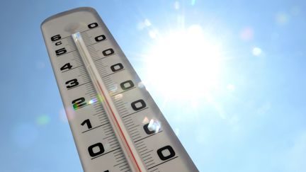 Un thermom&egrave;tre mesure la temp&eacute;rature, le 19 juillet 2013, &agrave; Lille (Nord). (DENIS CHARLET / AFP)