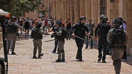 Les forces de sécurité israéliennes se battent avec de jeunes Palestiniens dans l'enceinte de la mosquée al-Aqsa à Jérusalem, le troisième site le plus sacré de l'Islam, le 14 mai 2021. (AHMAD GHARABLI / AFP)