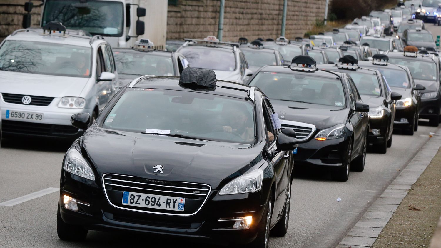 Plusieurs centaines de taxis mobilisés à Roissy et Orly contre la