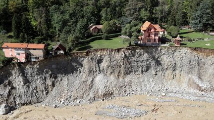 Des maisons endommagées par de violentes pluies et inondations, le 3 octobre 2020, à Saint-Martin-Vésubie (Alpes-Maritimes). (VALERY HACHE / AFP)