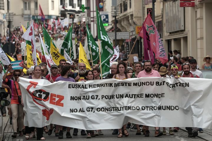 Des centaines d'opposants au G7 ont défilé à Biarritz (Pyrénées-Atlantiques), le 13 juillet 2019. (IROZ GAIZKA / AFP)