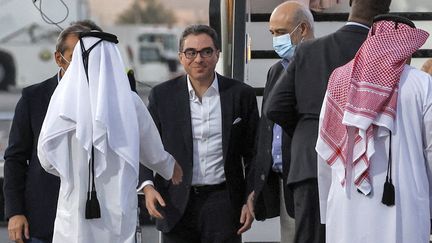 Les ex-détenus américains Siamak Namazi, Emad Sharqi et Morad Tahbaz, arrivent au Qatar, lundi 18 septembre 2023, après avoir été libérés par l'Iran. (KARIM JAAFAR / AFP)