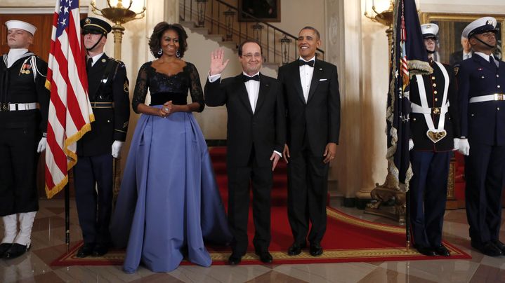 Fran&ccedil;ois Hollande accueilli par Barack et Michelle Obama &agrave; la Maison Blanche, &agrave; Washington (Etats-Unis), dans le cadre d'un d&icirc;ner d'Etat, le 11 f&eacute;vrier 2014. (KEVIN LAMARQUE / REUTERS)