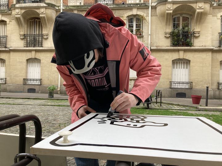 Déambulation avec le street artiste-artiste Lorem, le 27 mars 2024, dans Paris. (CORINNE JEAMMET)