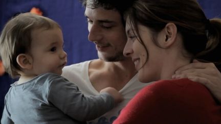 L'acteur J&eacute;r&eacute;mie Elka&iuml;m, accompagn&eacute; de la&nbsp;r&eacute;alisatrice Val&eacute;rie Donzelli,&nbsp;tient dans ses bras le b&eacute;b&eacute;&nbsp;qui appara&icirc;t dans le film La guerre est d&eacute;clar&eacute;e sortie en 2011. (IMDB)