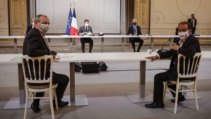 Les partenaires sociaux autour du président de la République Emmanuel Macron, à l'Elysée, le 6 juillet 2021. (YOAN VALAT / AFP)