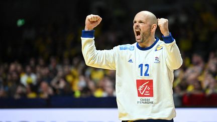 Le Français Vincent Gérard face à la Suède lors de la demi-finale du Mondial de hand, à Stockholm, le 27 janvier 2023. (JONATHAN NACKSTRAND / AFP)