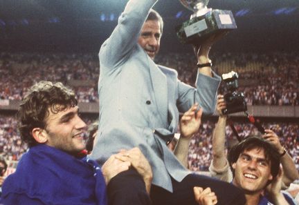 Michel Hidalgo, le sélectionneur des Bleus, porté en triomphe par les défenseurs français Yvon Le Roux et Manuel Amoros, lors de la finale de l'Euro 1984 contre l'Espagne, le 27 juin 1984 à Paris. (AFP)