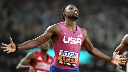 L'Américain Noah Lyles, vainqueur du 200 m des championnats du monde après avoir déjà remporté le 100 m, le 25 août 2023. (JEWEL SAMAD / AFP)