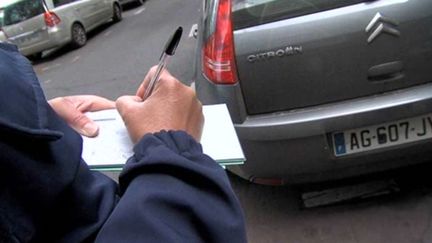 Policier municipal verbalisant un véhicule (France 3 Basse-Normandie)