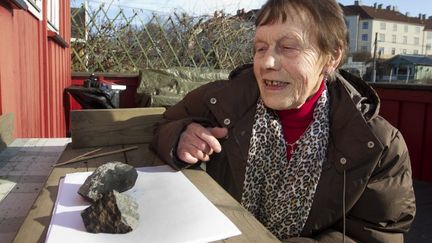 Anne Margrethe Thomassen pose, le 12 mars 2012,&nbsp;avec ce que les scientifiques estiment &ecirc;tre un morceau de m&eacute;t&eacute;orite qui se serait scind&eacute; en percutant le toit de son cabanon.&nbsp; (BENDIKSBY, TERJE / SCANPIX NORWAY)