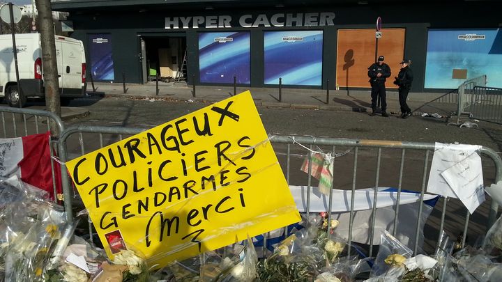 Deux policiers montent la garde devant l'Hyper Cacher de la porte de Vincennes, &agrave; Paris, le 6 f&eacute;vrier 2015. (YANN THOMPSON / FRANCETV INFO)