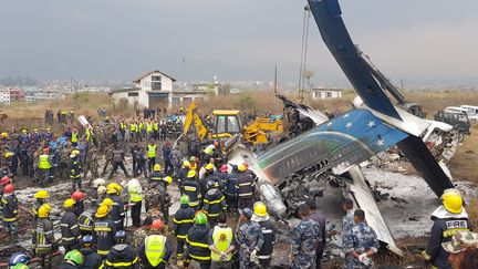 Un avion bangladais s'est écrasé à Katmandou, au Népal, le 12 mars 2018. (PRAKASH MATHEMA / AFP)