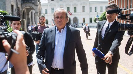 L'ancien président de l'UEFA Michel Platini quitte le Tribunal pénal fédéral de Bellinzona, en Suisse, après le premier jour de son procès, le 8 juin 2022.&nbsp; (ALESSANDRO CRINARI / SIPA / AP)