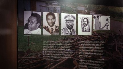 Laurent&nbsp;Bucyibaruta, ici à gauche sur une photo, dans un musée de Nyamagabe, dans le sud du Rwanda. (SIMON WOHLFAHRT / AFP)