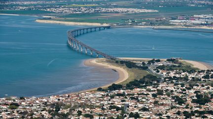 Pour l'organisation de la dixième étape du Tour de France, le pont reliant l'île de Ré au continent sera momentanément fermé ce mardi 8 septembre (XAVIER LEOTY / AFP)