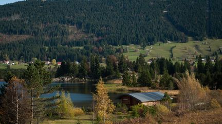 Le lac des Rousses (Jura), &agrave; la fin du mois d'octobre 2013. (MAXPPP)