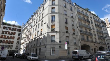 Au 6, rue Pestalozzi, &agrave; Paris (5e), o&ugrave; a &eacute;t&eacute; retrouv&eacute; le corps d'un homme presque momifi&eacute;, dans des v&ecirc;tements de femme, le 28 ao&ucirc;t 2012. (YANN FOREIX / LE PARISIEN / MAXPPP)