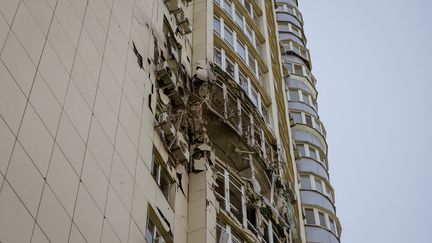 Un immeuble endommagé après une attaque de drones d'origine iranienne à Kiev (Ukraine), le 8 mai 2023. (ANDRE LUIS ALVES / ANADOLU AGENCY / AFP)