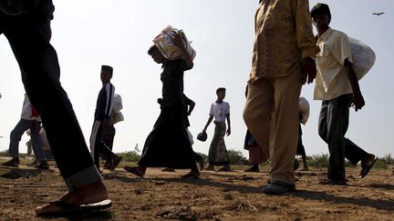 Des migrants en provenance de Birmanie et du Bangladesh arrivent &agrave;&nbsp;Lhoksukon (Indon&eacute;sie), le 13 mai 2015. (RONI BINTANG / REUTERS)