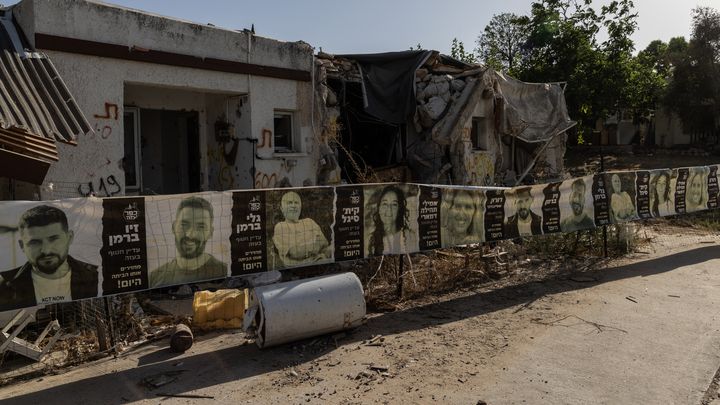 Une banderole montre les otages détenus par le Hamas dans le kibboutz de Kfar Aza, dans le sud d'Israël, le 19 septembre 2024. (MENAHEM KAHANA / AFP)