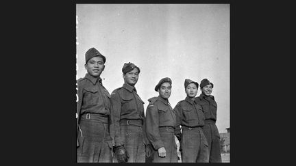 Ces soldats ont servi comme combattants guérillero dans l&#039;armée canadienne en Asie. Leur patriotisme fit évoluer la situation des immigrés chinois au Canada. En 1947 la loi sur l&#039;immigration de 1923 fut abrogée et en 1950 ils obtinrent le droit de vote.
 (Gouvernement canadien/Bibliothèque et Archives Canada)