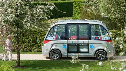 Les&nbsp;navettes du constructeur français Navya&nbsp;équipent déjà plusieurs sites, comme ici un&nbsp;parc de Bad Zwischenahn (Allemagne). (INGO WAGNER / DPA / AFP)