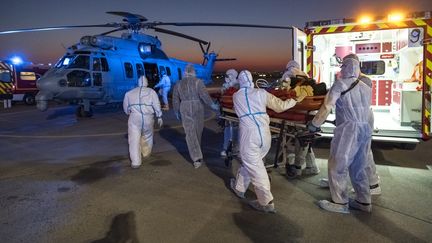 Les hôpitaux parisiens saturent.&nbsp;des patients atteints du coronavirus sont évacués dans d’autres régions de France, comme ici le 1 avril par avion militaire.&nbsp; (JULIEN FECHTER / FRENCH AIR FORCE HANDOUT / MAXPPP)