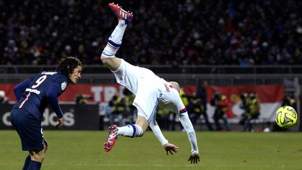 L'attaquant du PSG Edinson Cavani face au d&eacute;fenseur lyonnais Christophe Jallet (en blanc) lors du match Lyon-PSG, le 8 f&eacute;vrier 2015.&nbsp; (JEAN-PHILIPPE KSIAZEK / AFP)