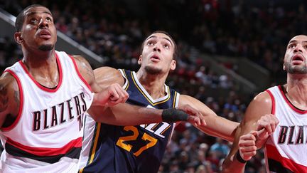 Nicolas Batum et LaMarcus Aldridge prennent Rudy Gobert en sandwich